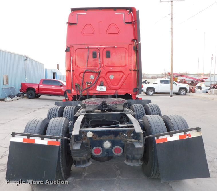 image for item DJ5874 2015 Freightliner Cascadia 125  semi truck