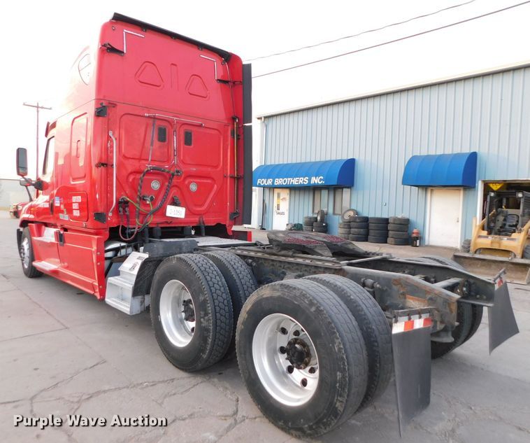 image for item DJ5874 2015 Freightliner Cascadia 125  semi truck