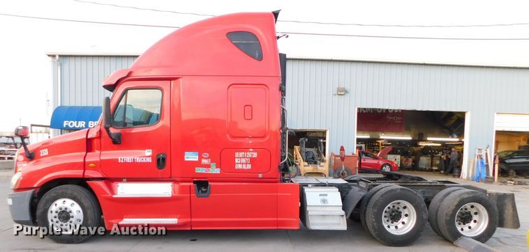 image for item DJ5874 2015 Freightliner Cascadia 125  semi truck