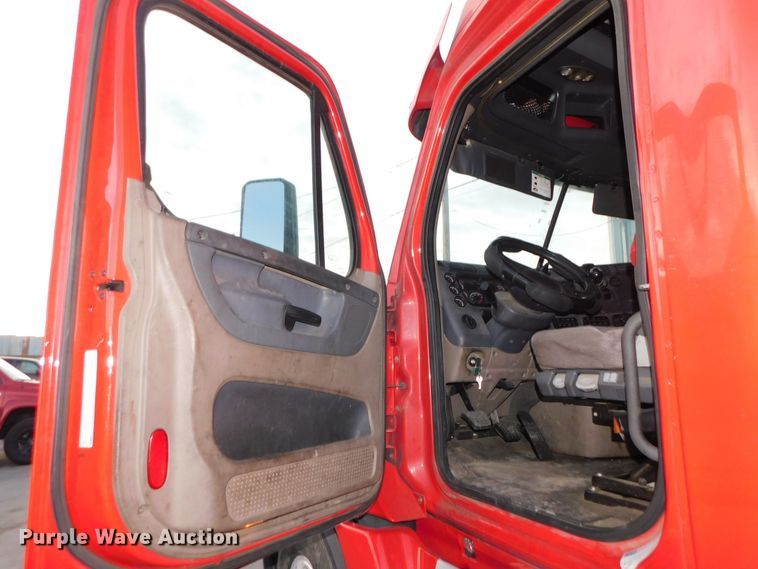 image for item DJ5874 2015 Freightliner Cascadia 125  semi truck