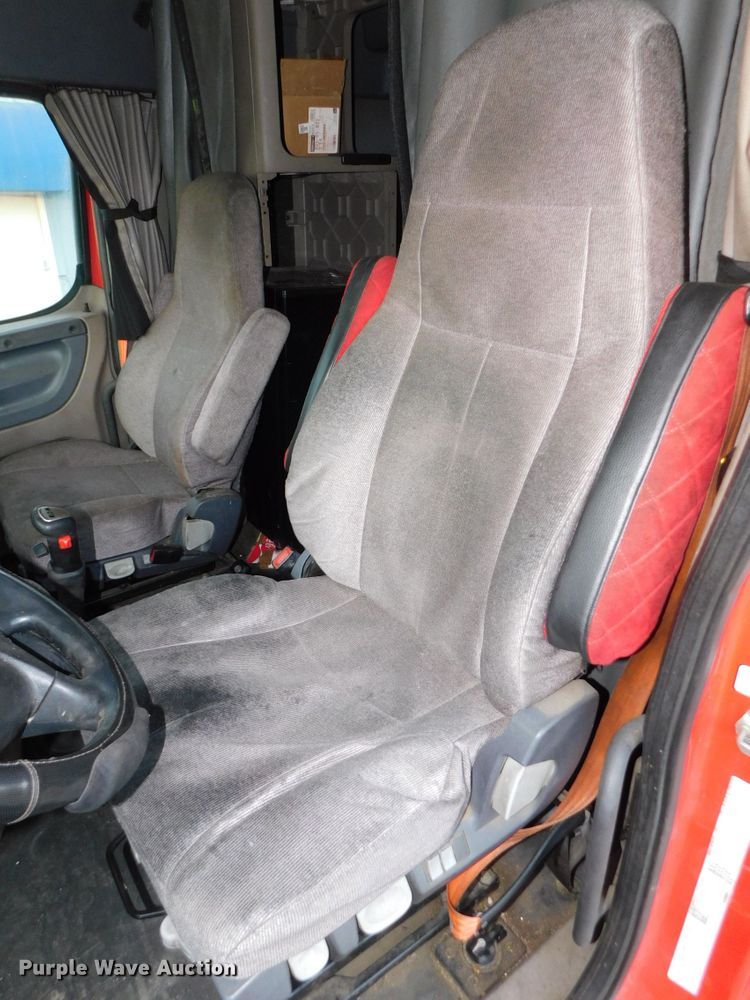 image for item DJ5874 2015 Freightliner Cascadia 125  semi truck