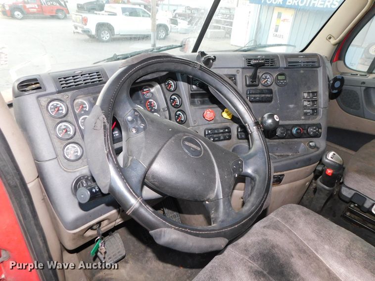 image for item DJ5874 2015 Freightliner Cascadia 125  semi truck