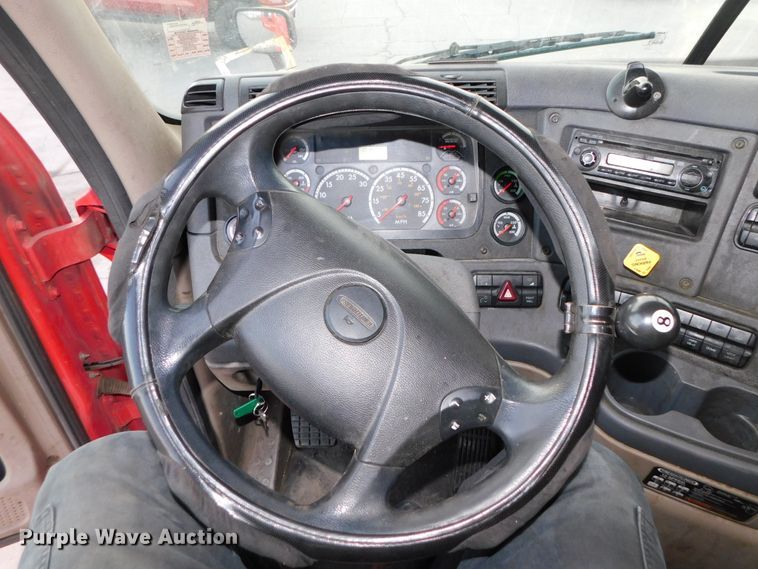 image for item DJ5874 2015 Freightliner Cascadia 125  semi truck