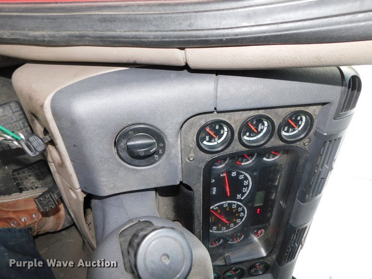 image for item DJ5874 2015 Freightliner Cascadia 125  semi truck