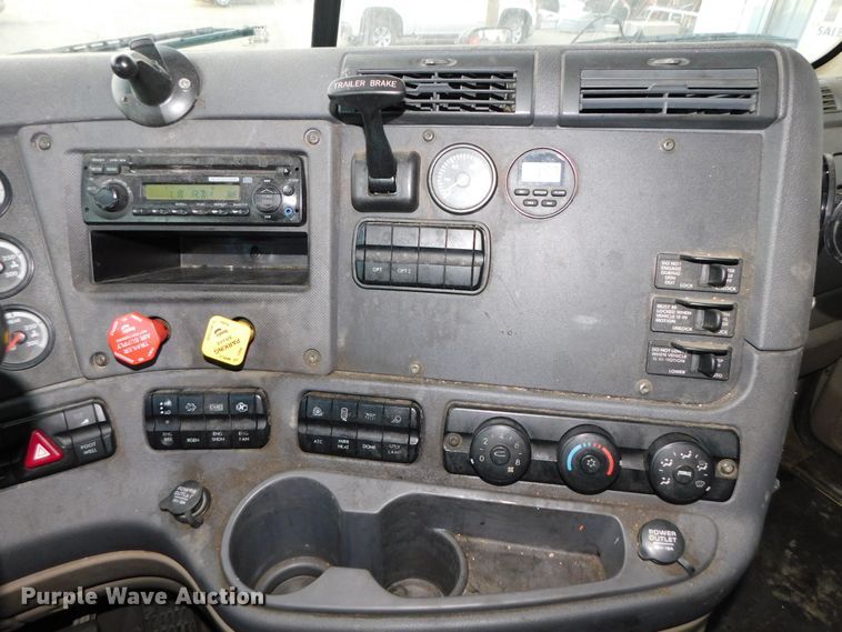 image for item DJ5874 2015 Freightliner Cascadia 125  semi truck