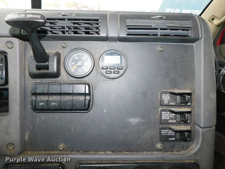 image for item DJ5874 2015 Freightliner Cascadia 125  semi truck