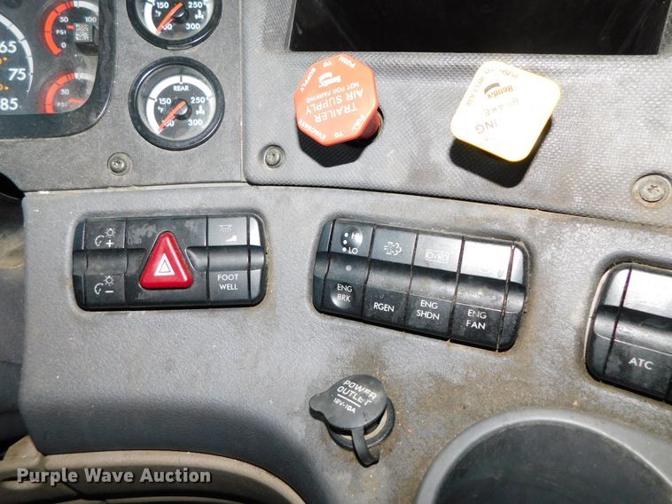 image for item DJ5874 2015 Freightliner Cascadia 125  semi truck