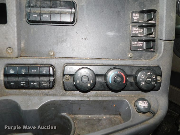 image for item DJ5874 2015 Freightliner Cascadia 125  semi truck