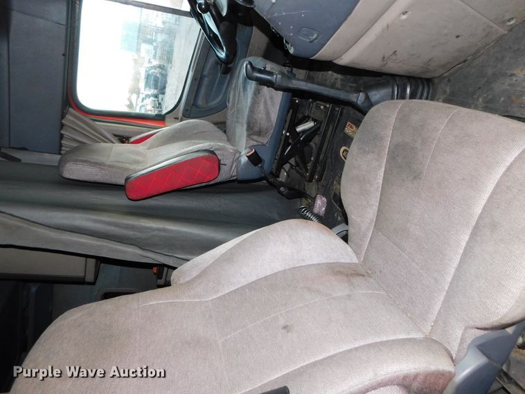 image for item DJ5874 2015 Freightliner Cascadia 125  semi truck