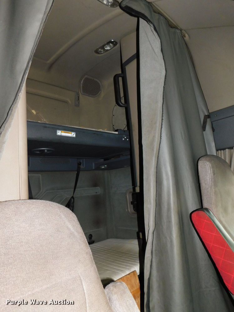 image for item DJ5874 2015 Freightliner Cascadia 125  semi truck