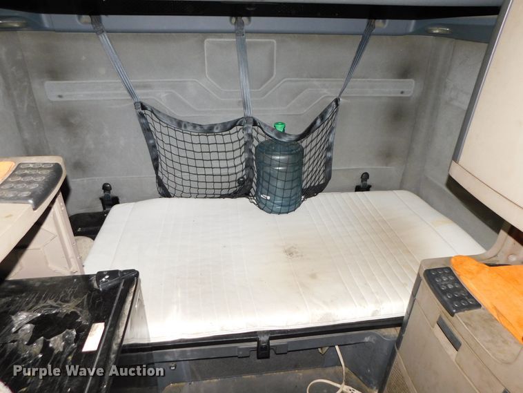 image for item DJ5874 2015 Freightliner Cascadia 125  semi truck