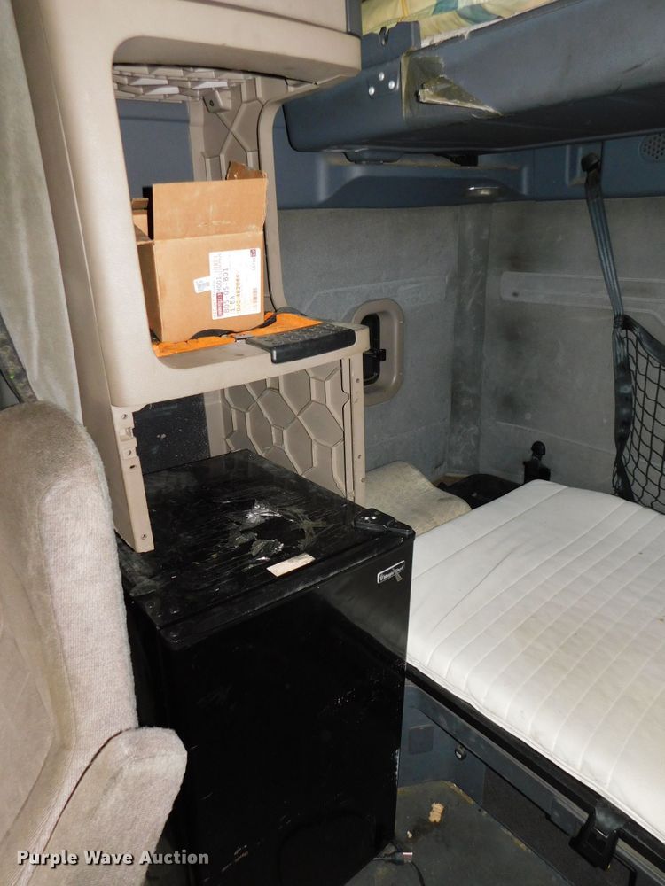 image for item DJ5874 2015 Freightliner Cascadia 125  semi truck