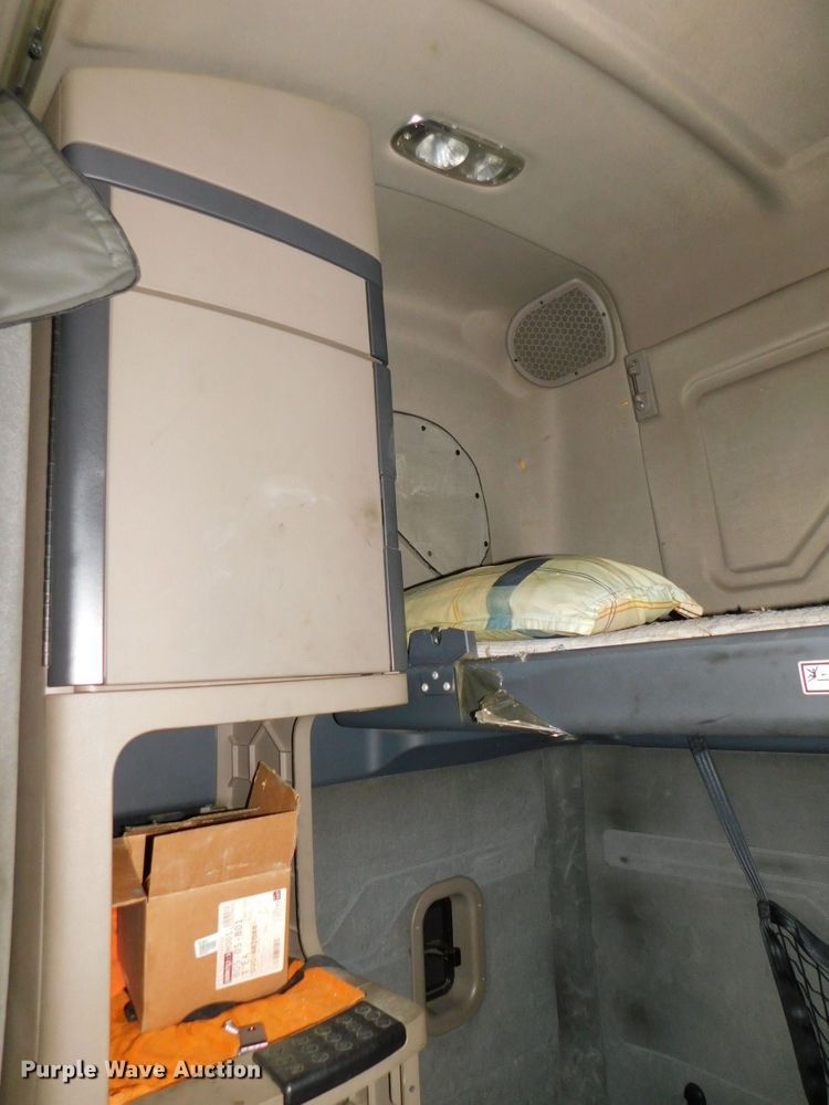 image for item DJ5874 2015 Freightliner Cascadia 125  semi truck