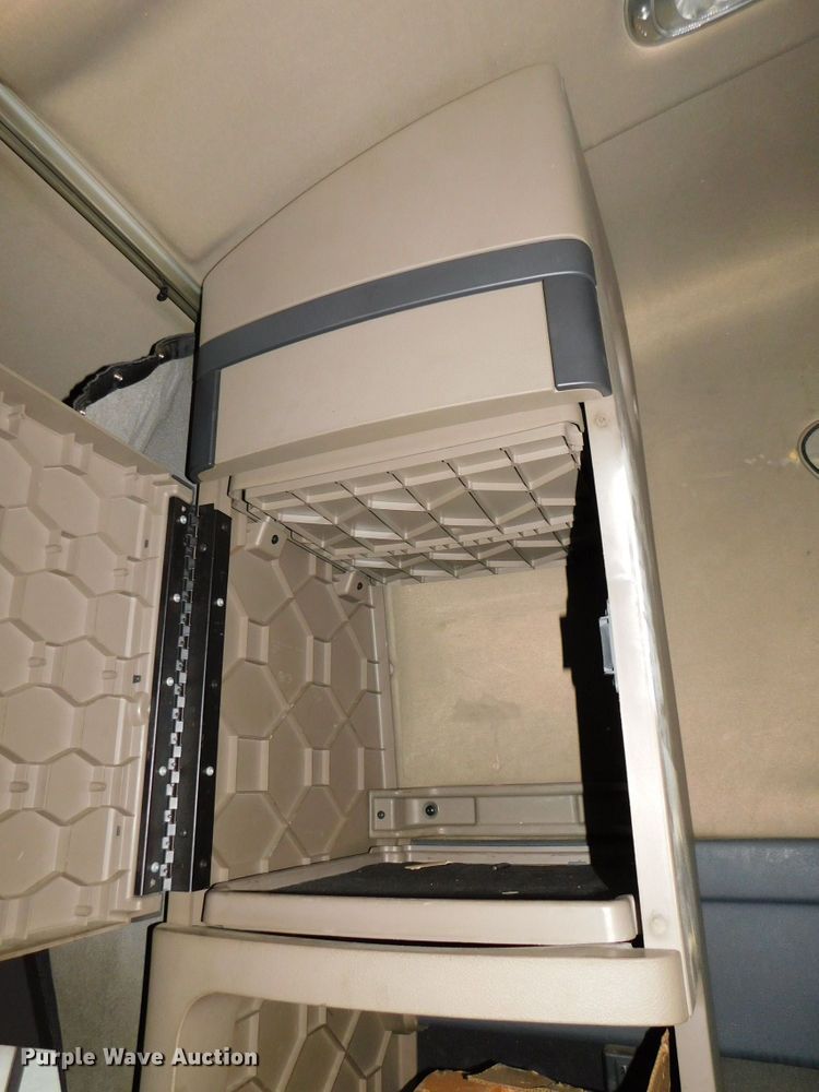 image for item DJ5874 2015 Freightliner Cascadia 125  semi truck