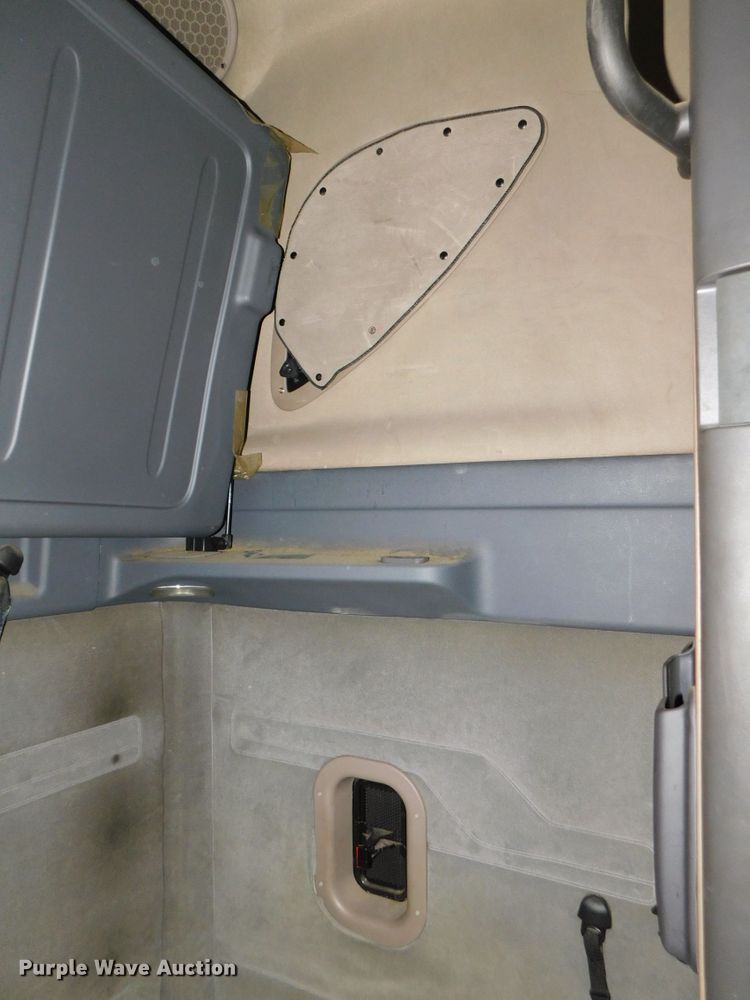 image for item DJ5874 2015 Freightliner Cascadia 125  semi truck