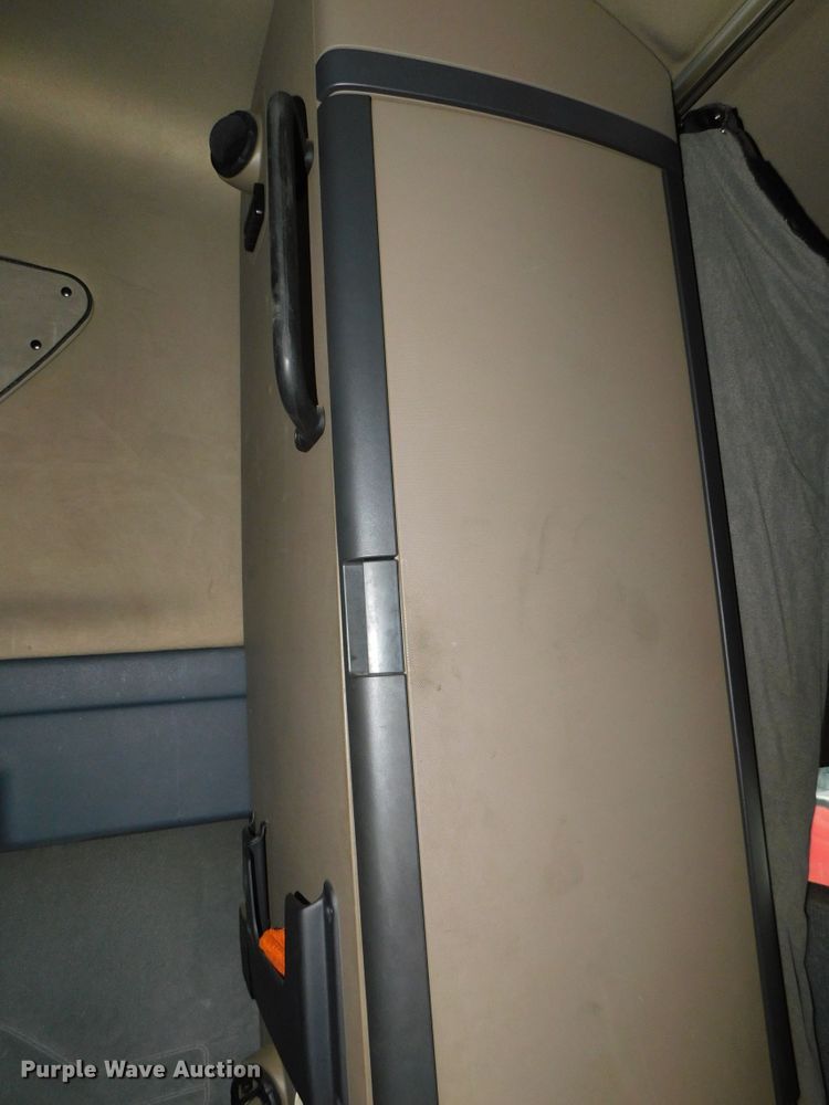 image for item DJ5874 2015 Freightliner Cascadia 125  semi truck