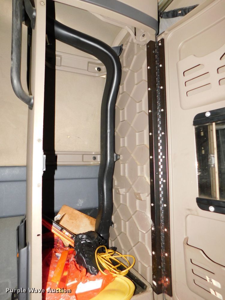 image for item DJ5874 2015 Freightliner Cascadia 125  semi truck