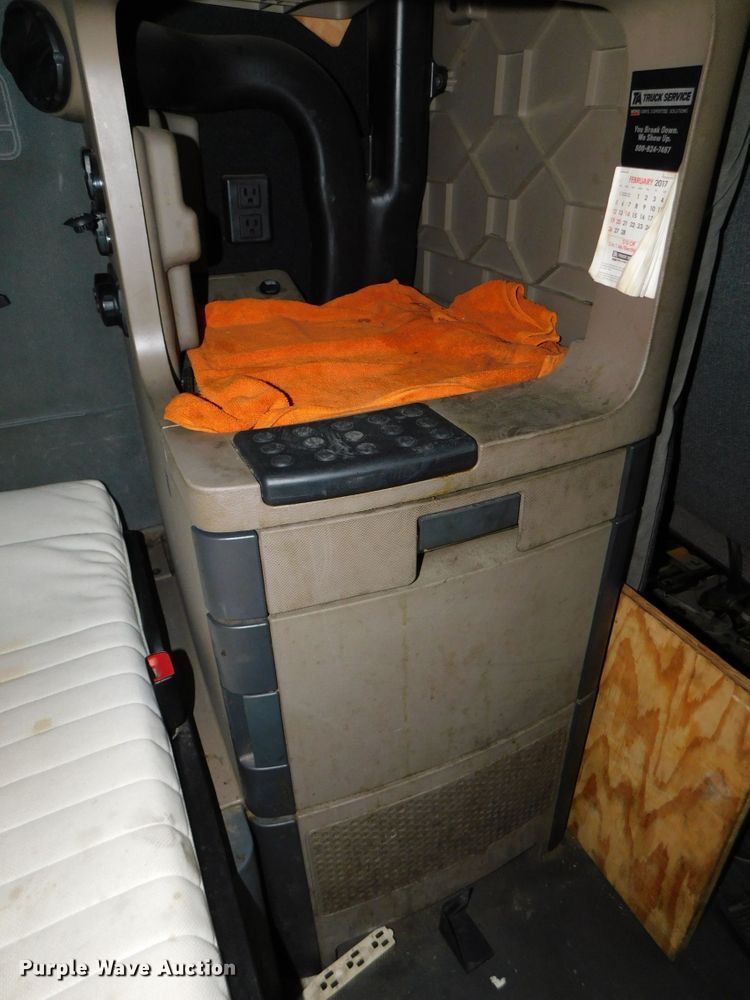 image for item DJ5874 2015 Freightliner Cascadia 125  semi truck