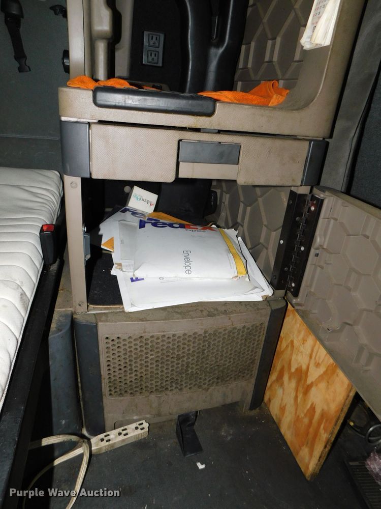 image for item DJ5874 2015 Freightliner Cascadia 125  semi truck