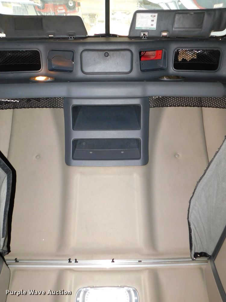 image for item DJ5874 2015 Freightliner Cascadia 125  semi truck