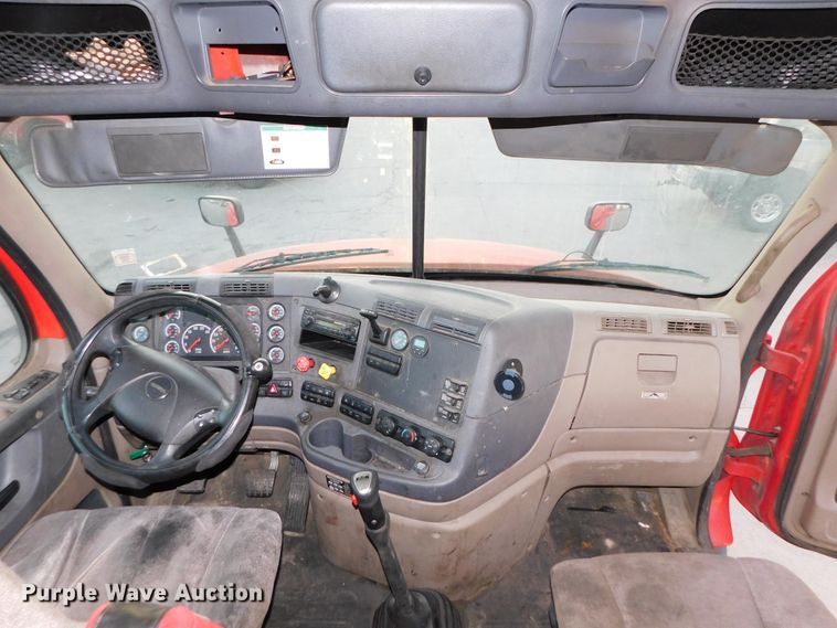 image for item DJ5874 2015 Freightliner Cascadia 125  semi truck