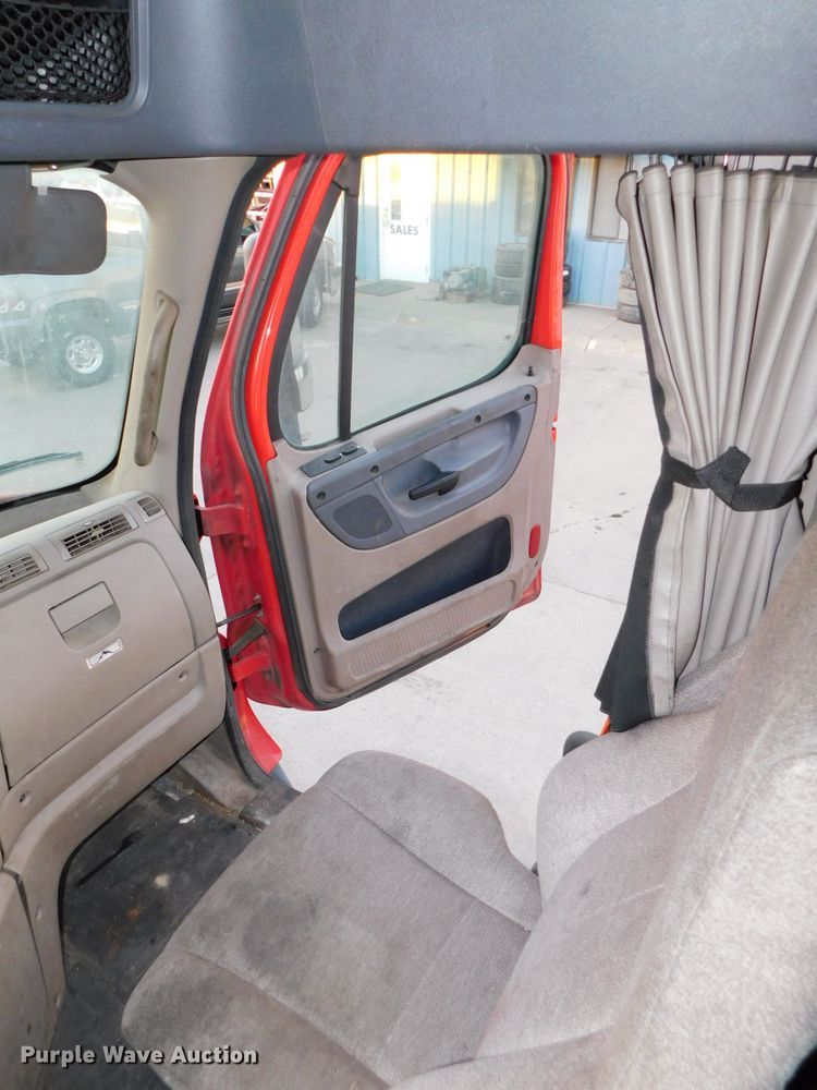 image for item DJ5874 2015 Freightliner Cascadia 125  semi truck