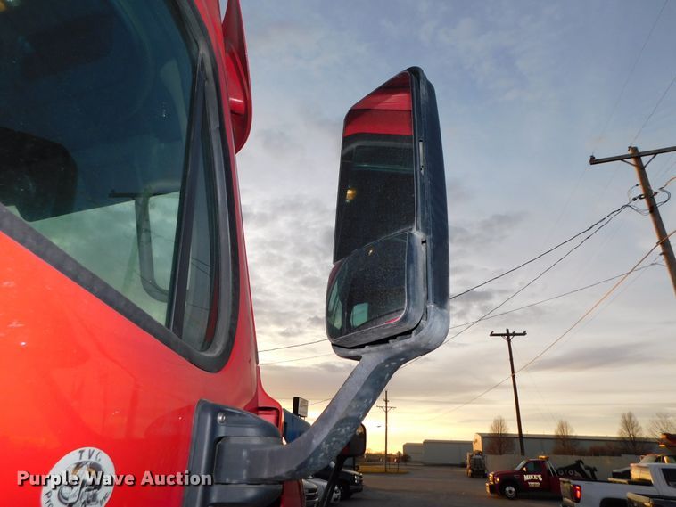 image for item DJ5874 2015 Freightliner Cascadia 125  semi truck