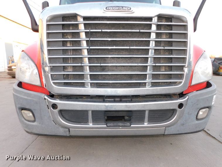 image for item DJ5874 2015 Freightliner Cascadia 125  semi truck