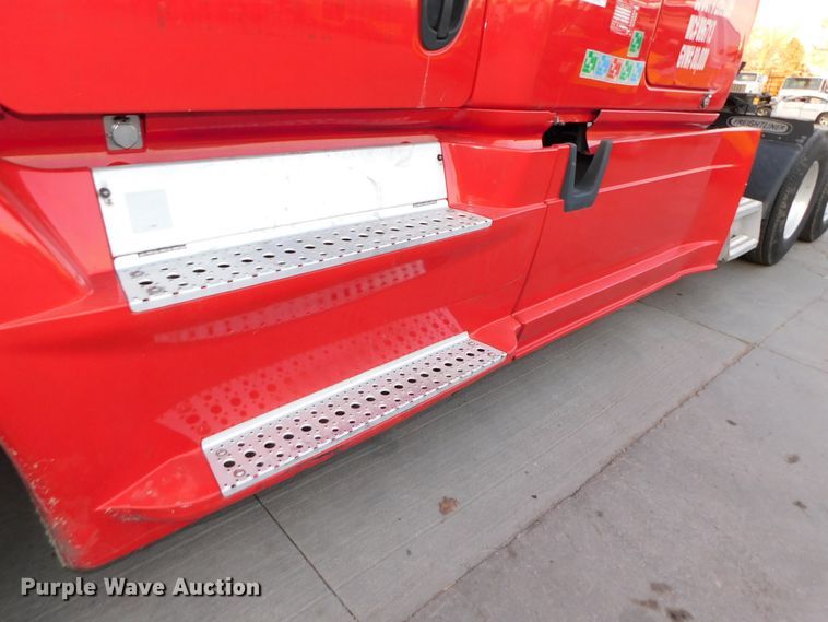 image for item DJ5874 2015 Freightliner Cascadia 125  semi truck