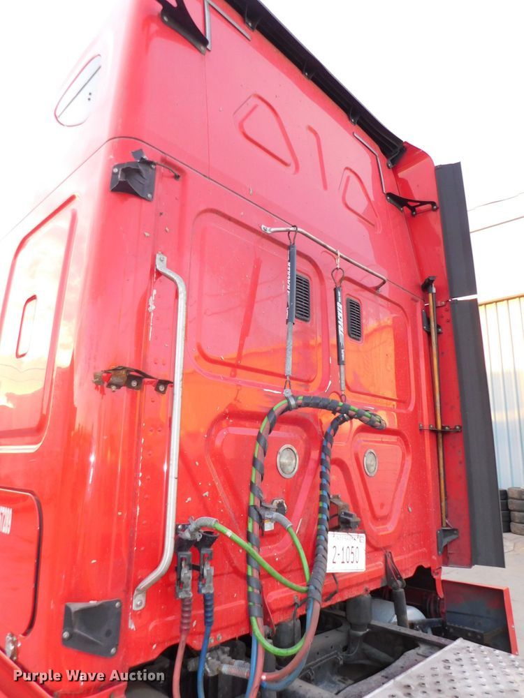 image for item DJ5874 2015 Freightliner Cascadia 125  semi truck