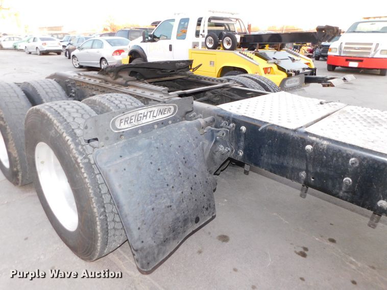 image for item DJ5874 2015 Freightliner Cascadia 125  semi truck