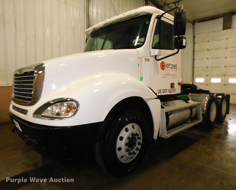 image for item DJ5892 2001 Freightliner Columbia  semi truck