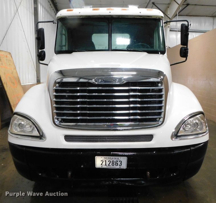 image for item DJ5892 2001 Freightliner Columbia  semi truck