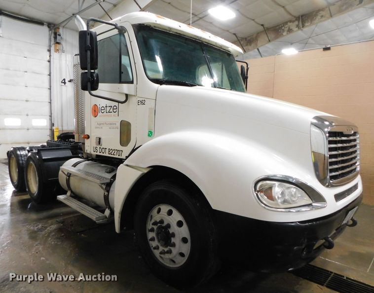 image for item DJ5892 2001 Freightliner Columbia  semi truck