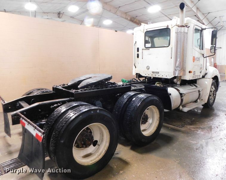 image for item DJ5892 2001 Freightliner Columbia  semi truck