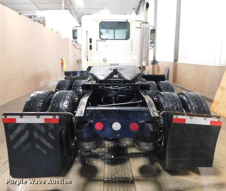 image for item DJ5892 2001 Freightliner Columbia  semi truck