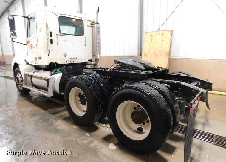 image for item DJ5892 2001 Freightliner Columbia  semi truck