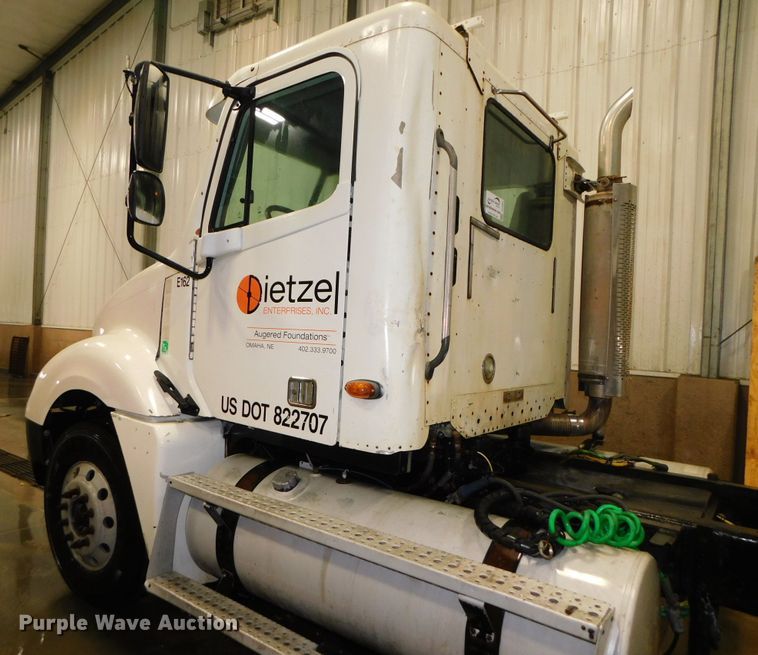 image for item DJ5892 2001 Freightliner Columbia  semi truck