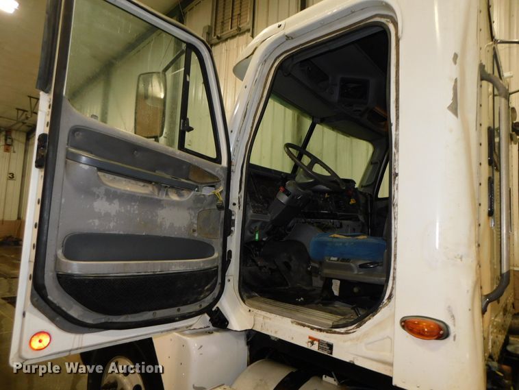 image for item DJ5892 2001 Freightliner Columbia  semi truck