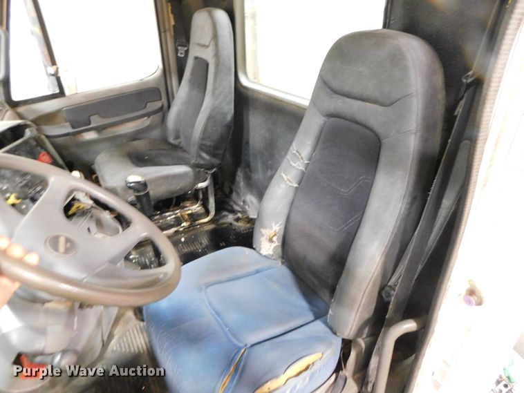 image for item DJ5892 2001 Freightliner Columbia  semi truck