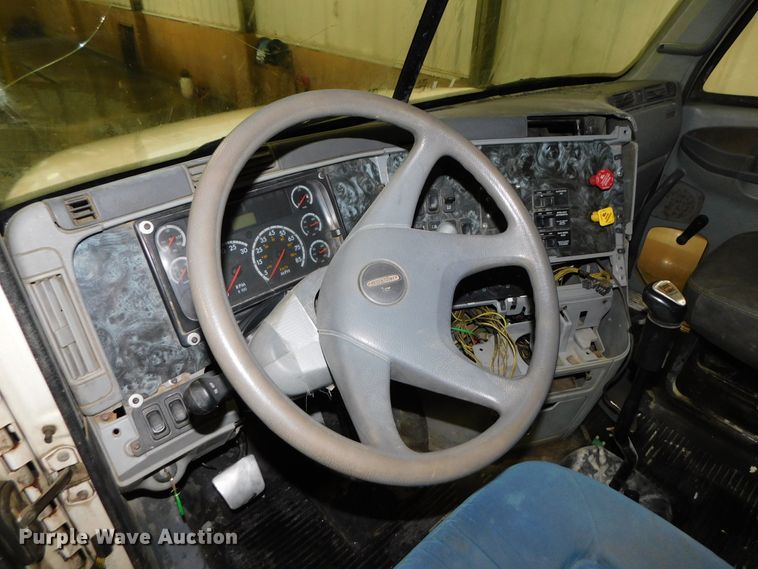 image for item DJ5892 2001 Freightliner Columbia  semi truck