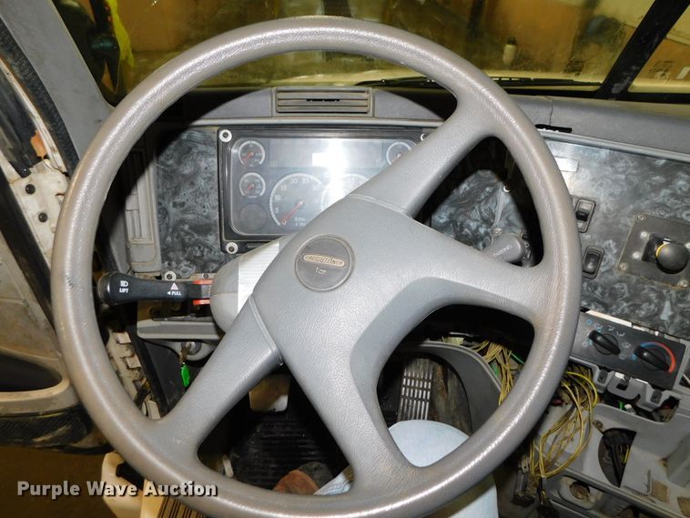 image for item DJ5892 2001 Freightliner Columbia  semi truck