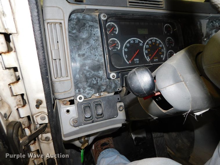 image for item DJ5892 2001 Freightliner Columbia  semi truck