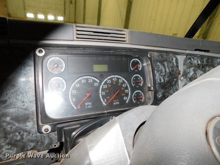 image for item DJ5892 2001 Freightliner Columbia  semi truck