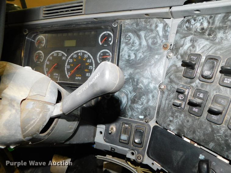 image for item DJ5892 2001 Freightliner Columbia  semi truck