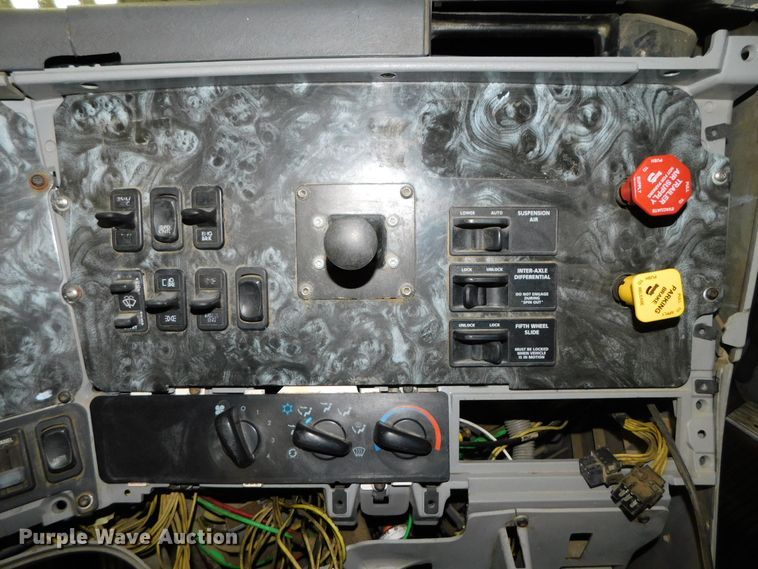 image for item DJ5892 2001 Freightliner Columbia  semi truck