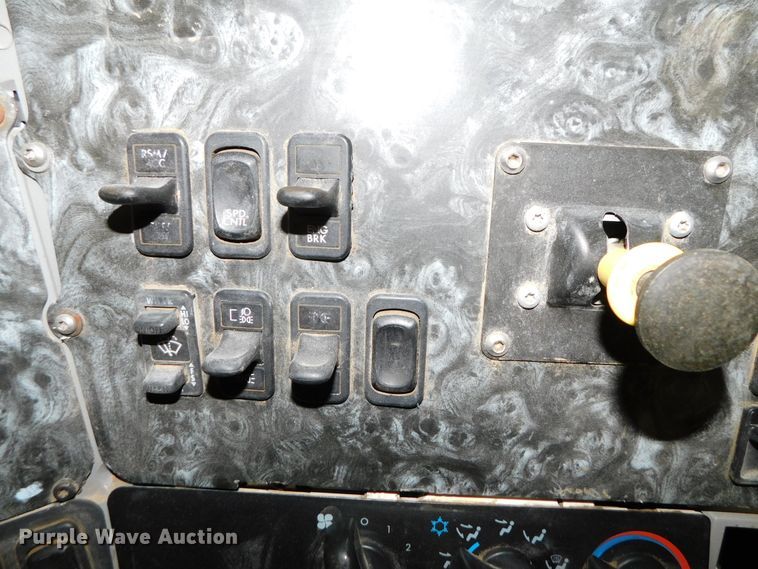 image for item DJ5892 2001 Freightliner Columbia  semi truck