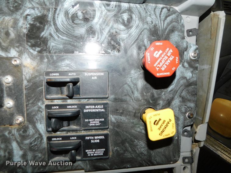 image for item DJ5892 2001 Freightliner Columbia  semi truck