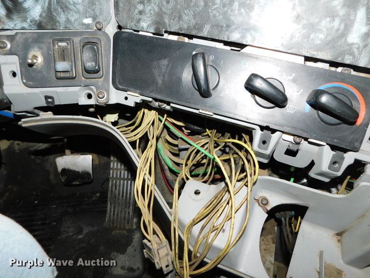 image for item DJ5892 2001 Freightliner Columbia  semi truck