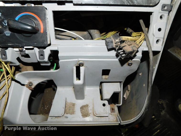 image for item DJ5892 2001 Freightliner Columbia  semi truck